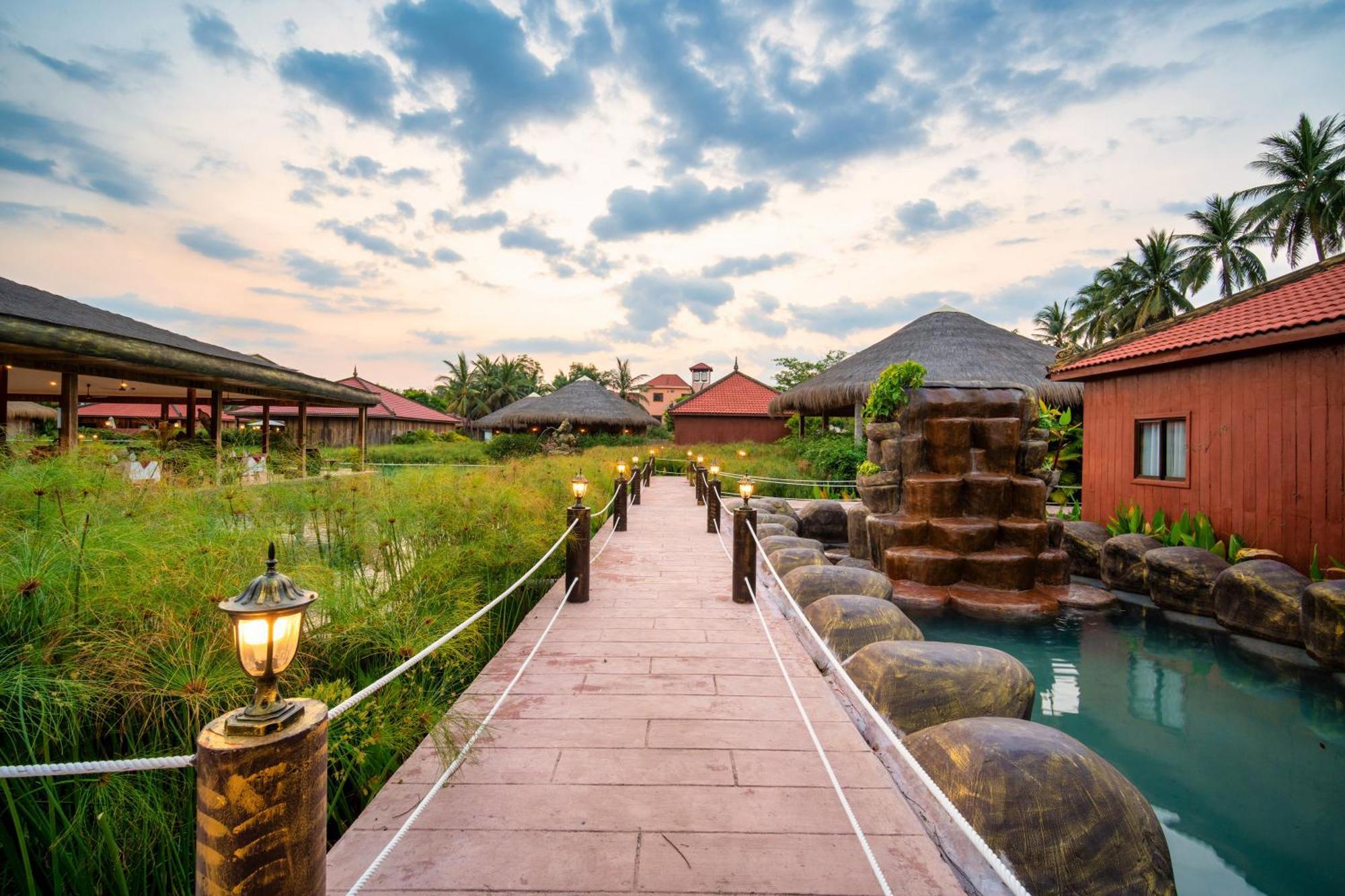 Authentic Khmer Village Resort Сиемрип Экстерьер фото
